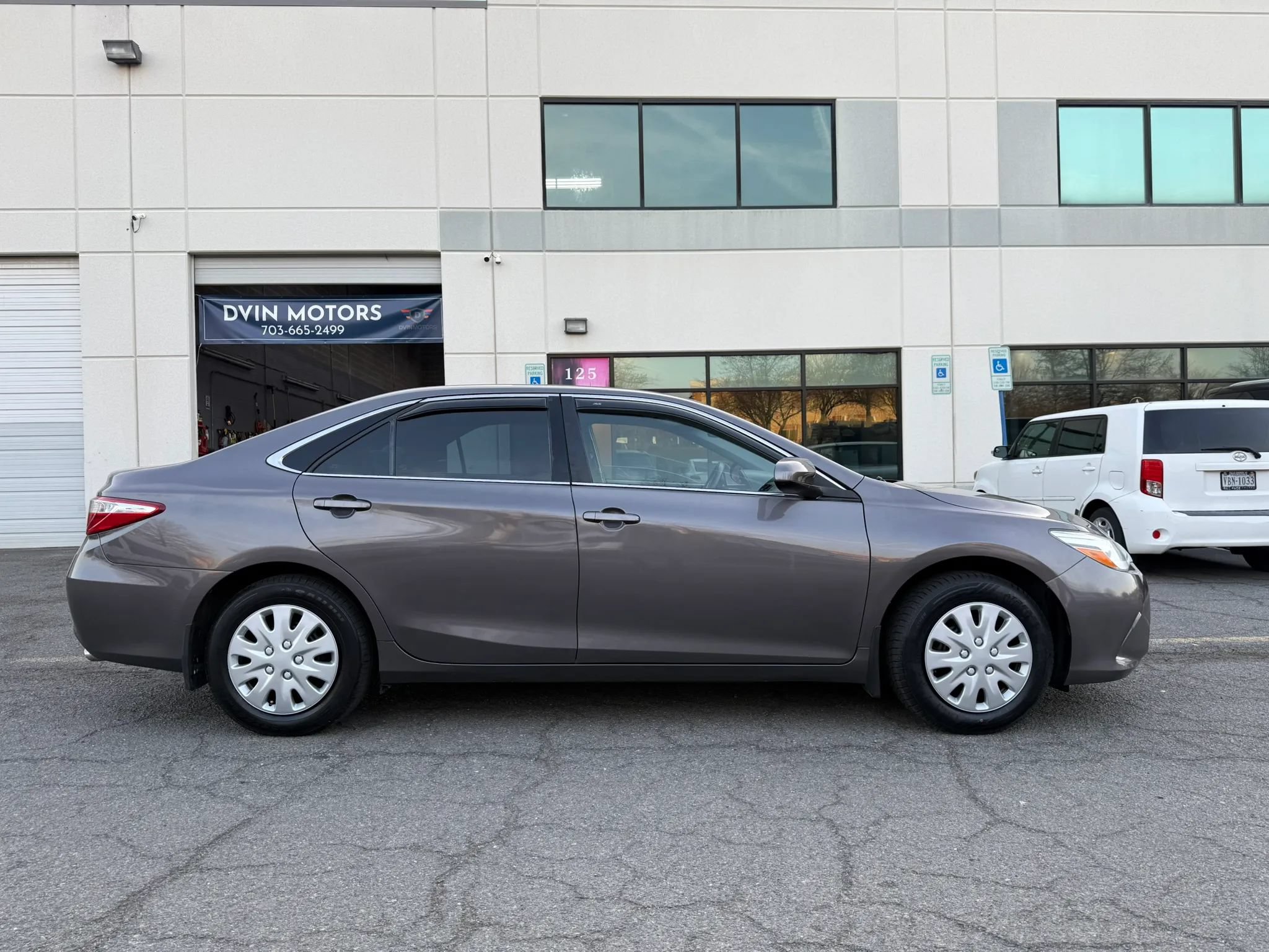 Used 2017 Toyota Camry LE FWD image 2