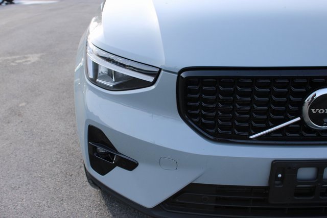 Used 2025 Volvo XC40 B5 Plus image 40