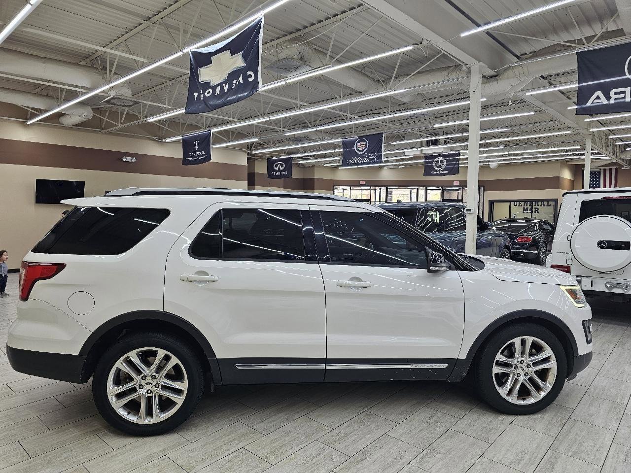 Used 2016 Ford Explorer XLT w/ Equipment Group 202A FWD image 5