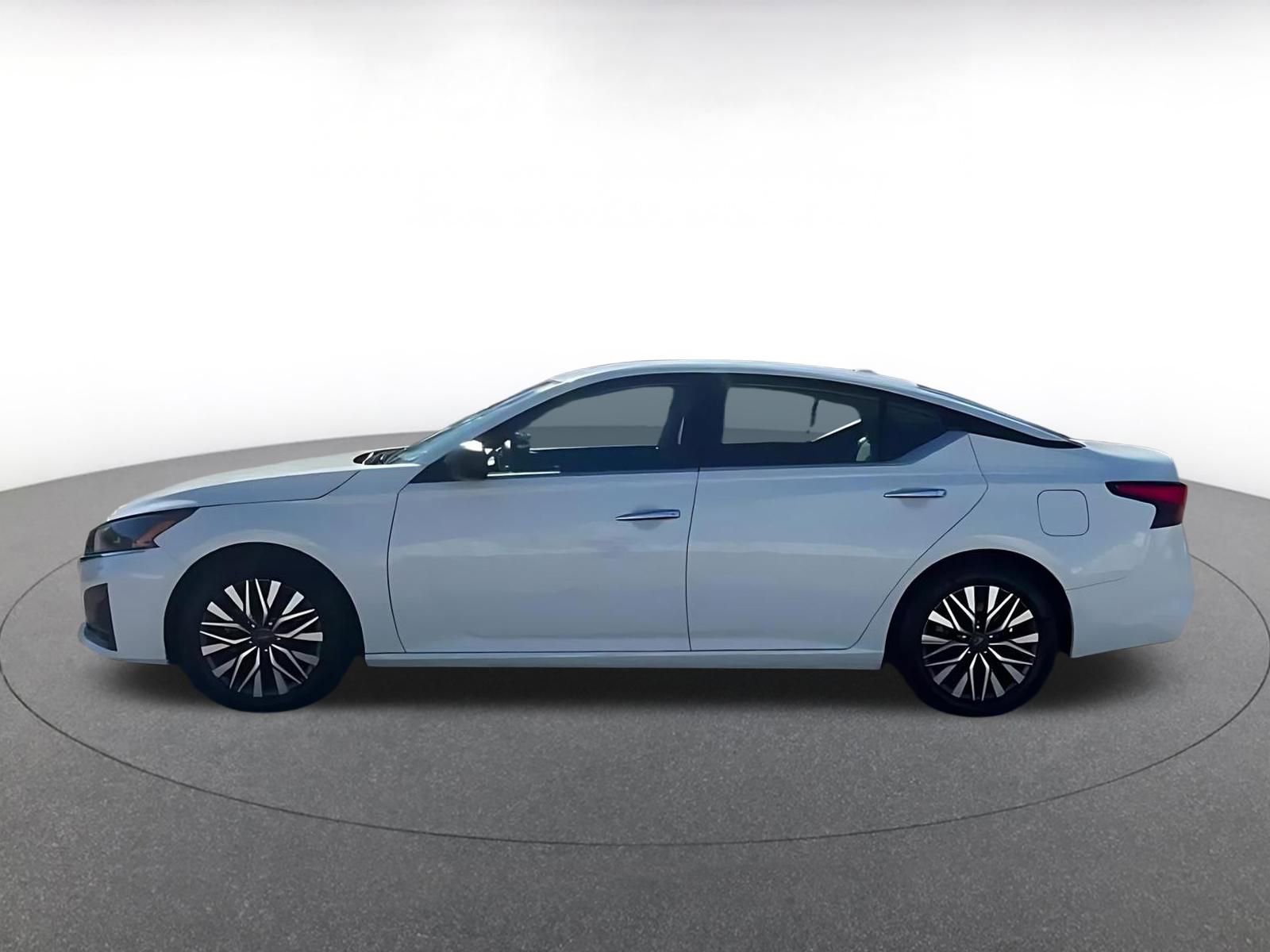 Used 2025 Nissan Altima 2.5 SV image 9