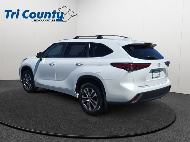 Used 2023 Toyota Highlander XLE FWD image 4