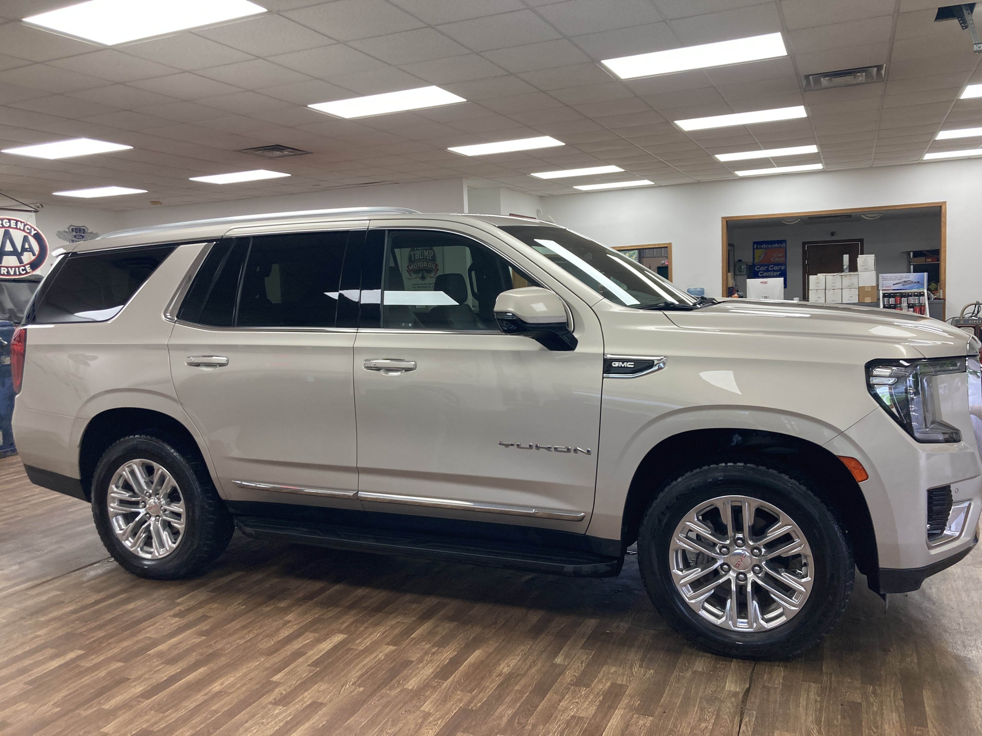 Used 2021 GMC Yukon SLT w/ SLT Premium Package AWD/4WD image 5
