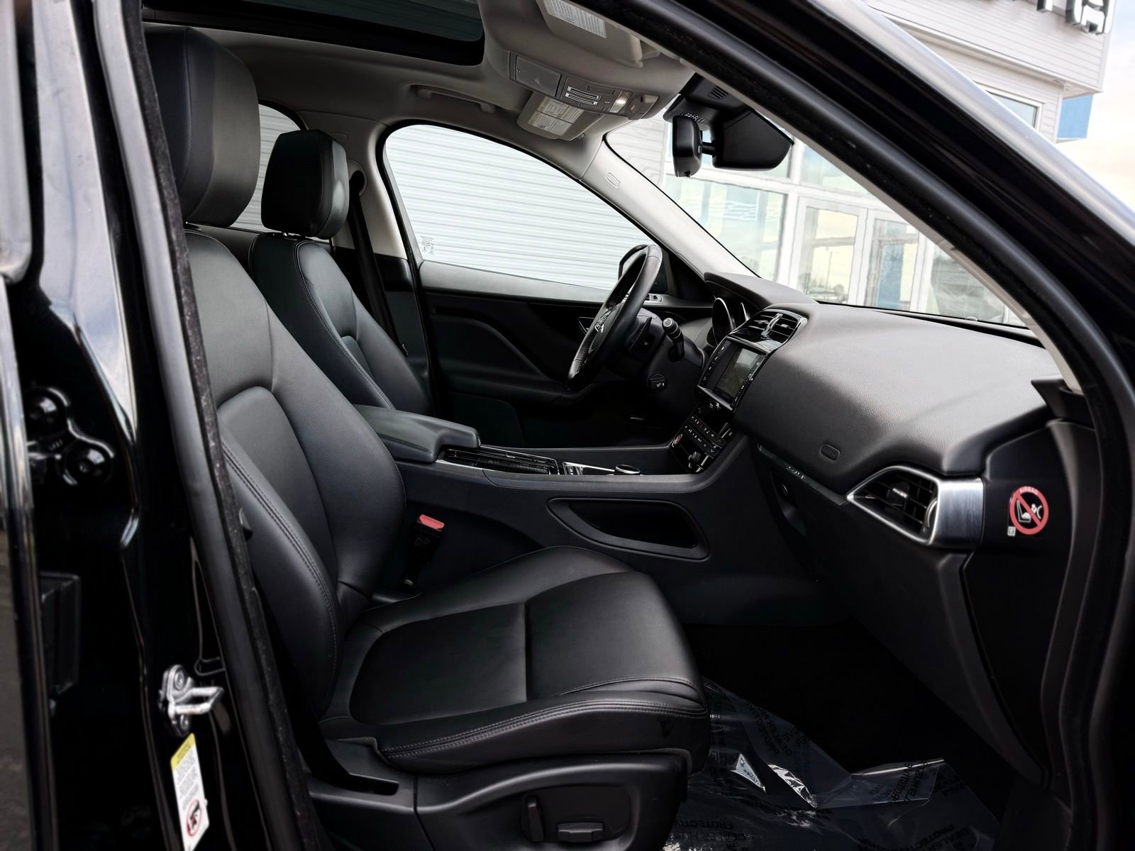 Used 2018 Jaguar F-PACE Premium image 16