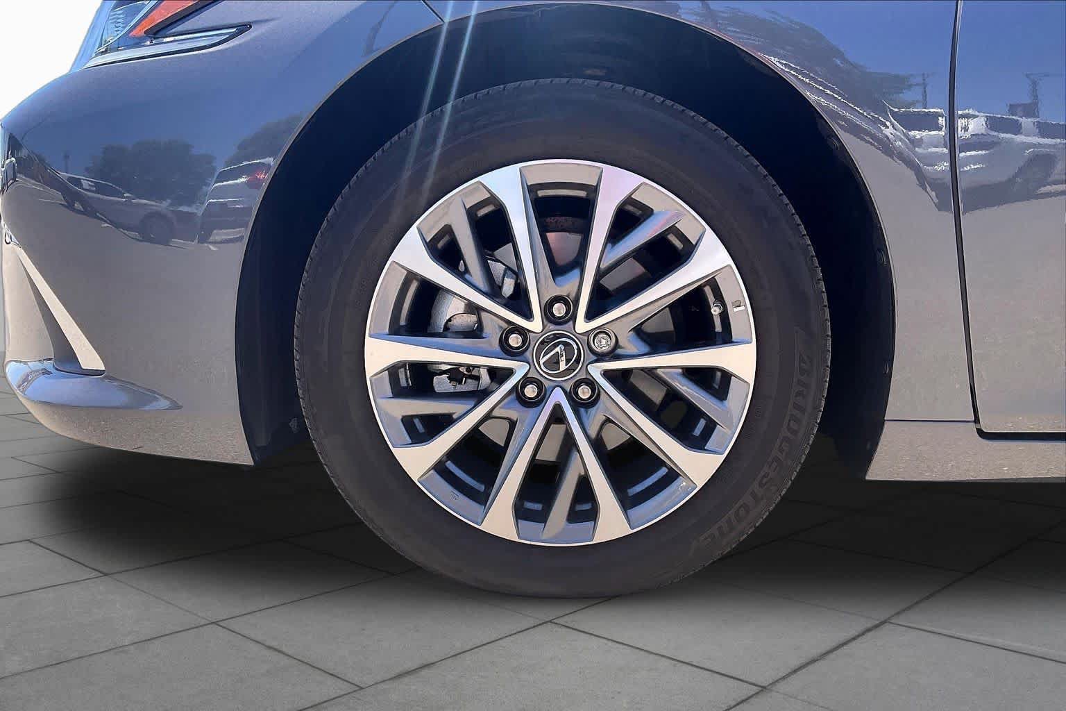 Used 2025 Lexus ES 350 w/ Accessory Package (P3) FWD image 10