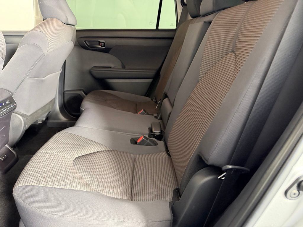 Used 2025 Toyota Highlander LE FWD image 24