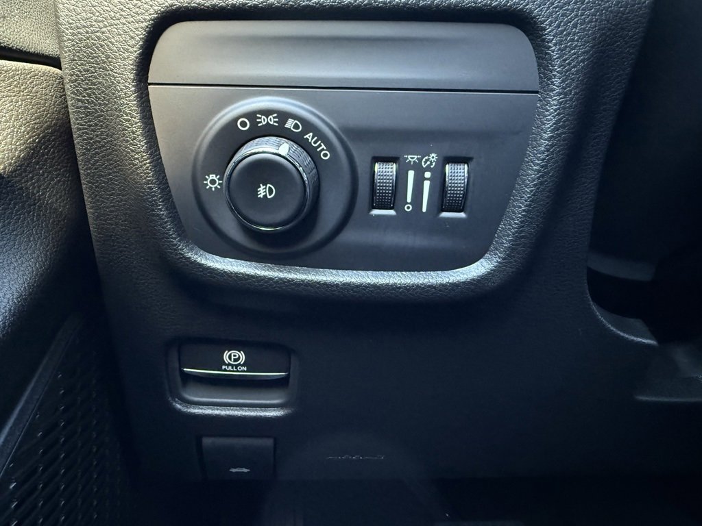 Used 2024 Jeep Grand Cherokee Limited w/ Black Appearance Package image 13