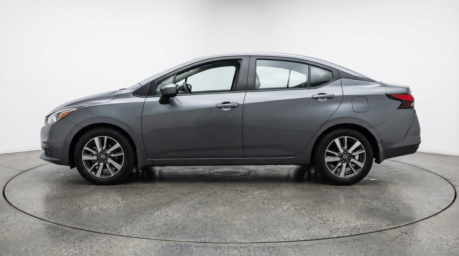 Used 2025 Nissan Versa SV image 5