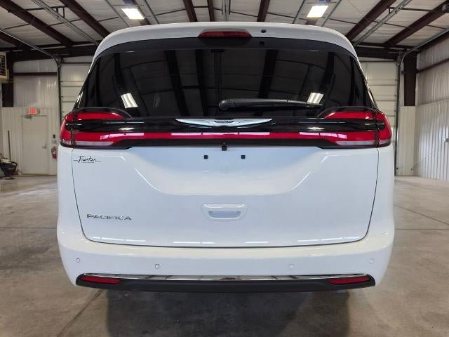 Used 2026 Chrysler Pacifica Select FWD image 4
