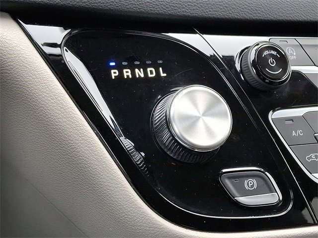 Used 2023 Chrysler Pacifica Touring-L image 17