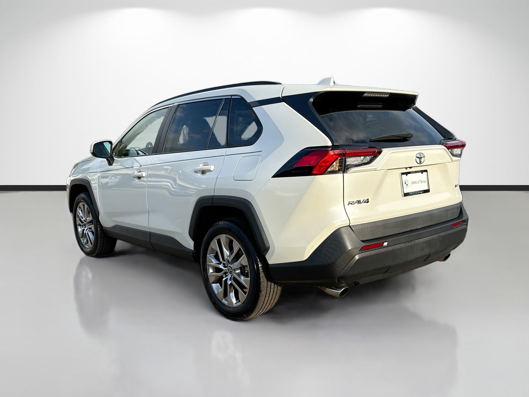 Used 2021 Toyota RAV4 XLE Premium image 5