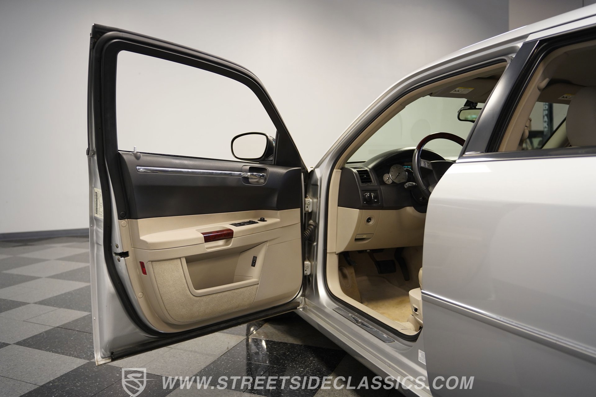 Used 2005 Chrysler 300 C w/ Navigation & Sound Group II image 36