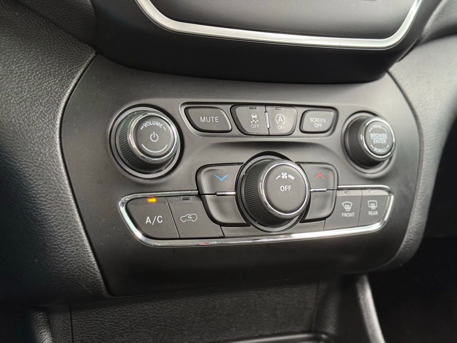 Used 2019 Jeep Cherokee Latitude w/ Popular Appearance Group image 21