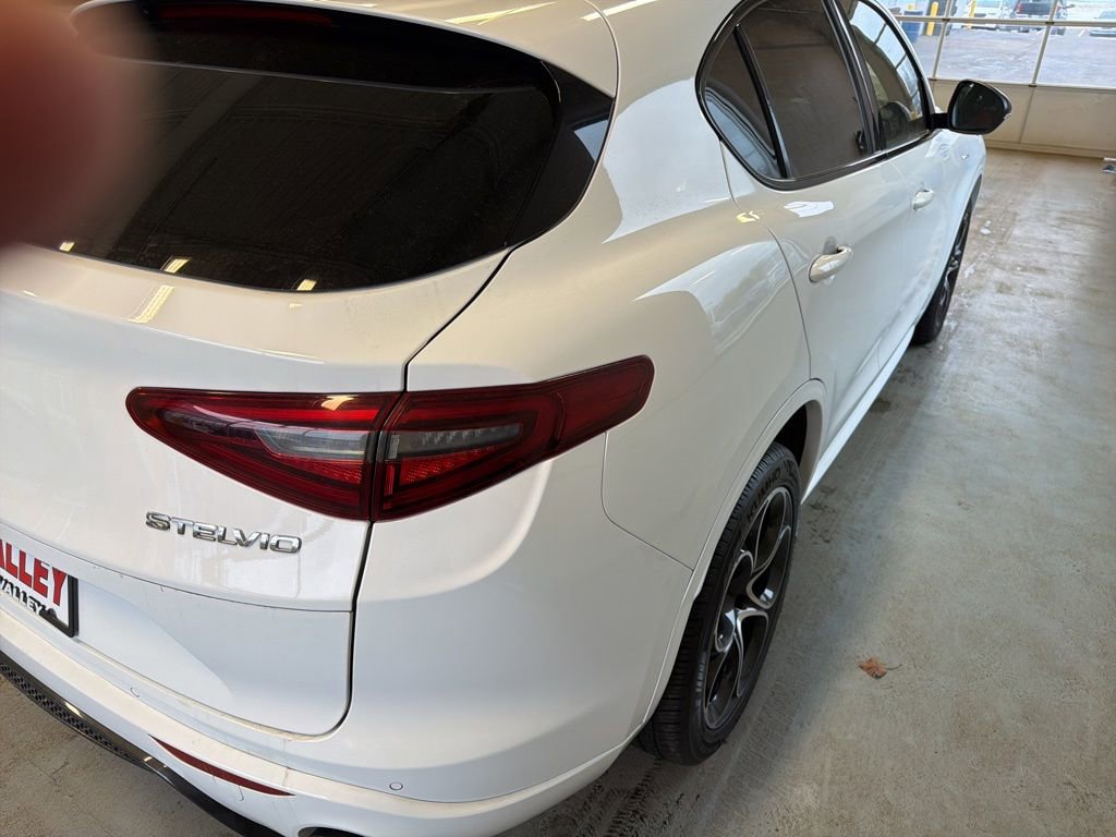 Used 2023 Alfa Romeo Stelvio Veloce image 37