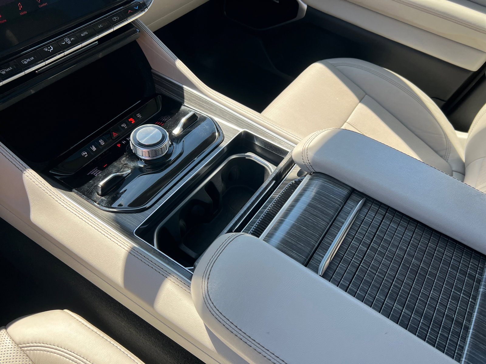 Used 2024 Jeep Wagoneer L Series III w/ Premium Group I image 34