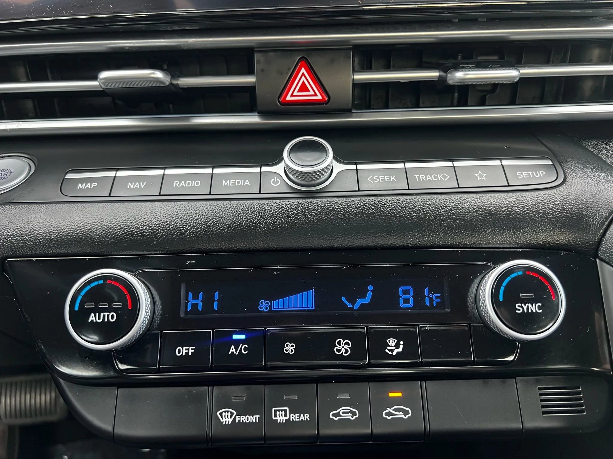 Used 2024 Hyundai Elantra SEL image 17