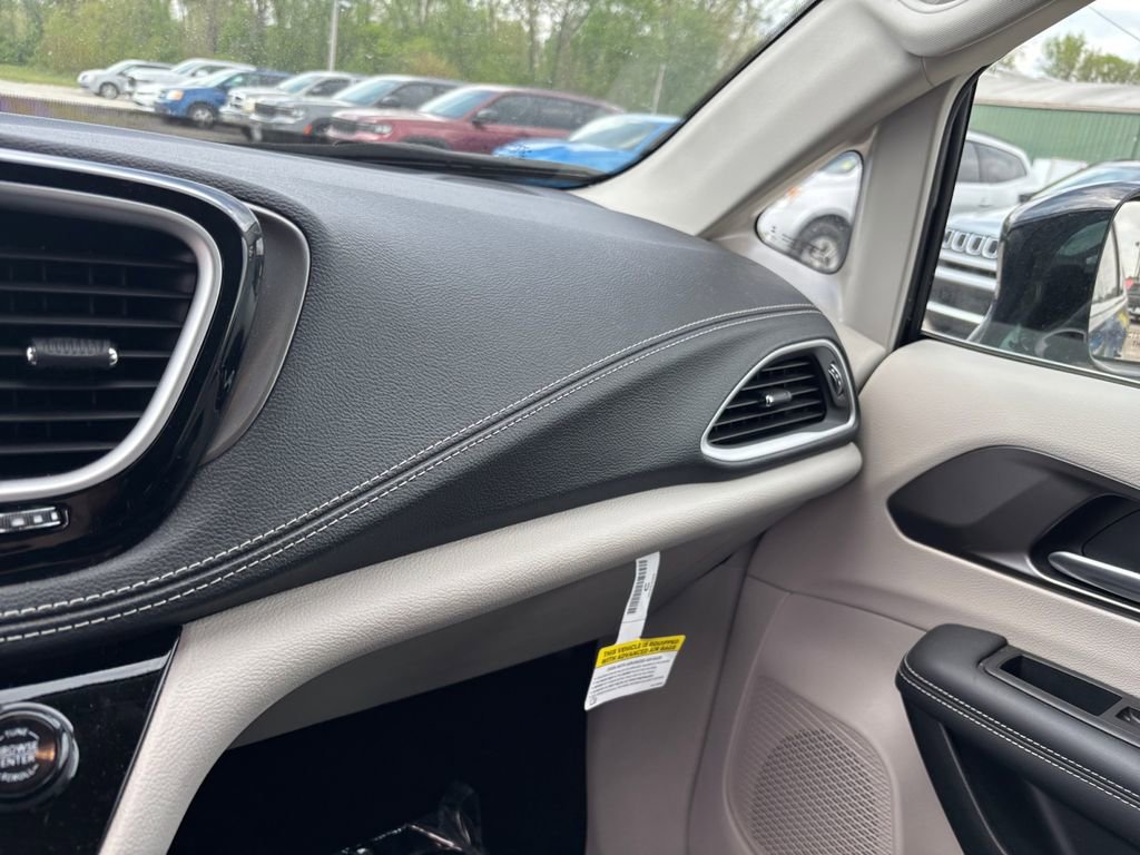 Used 2024 Chrysler Pacifica Touring-L FWD image 25