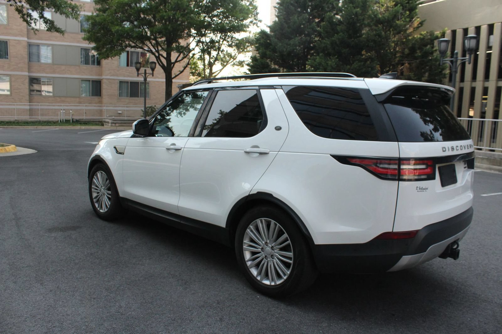Used 2017 Land Rover Discovery HSE Luxury AWD/4WD image 9