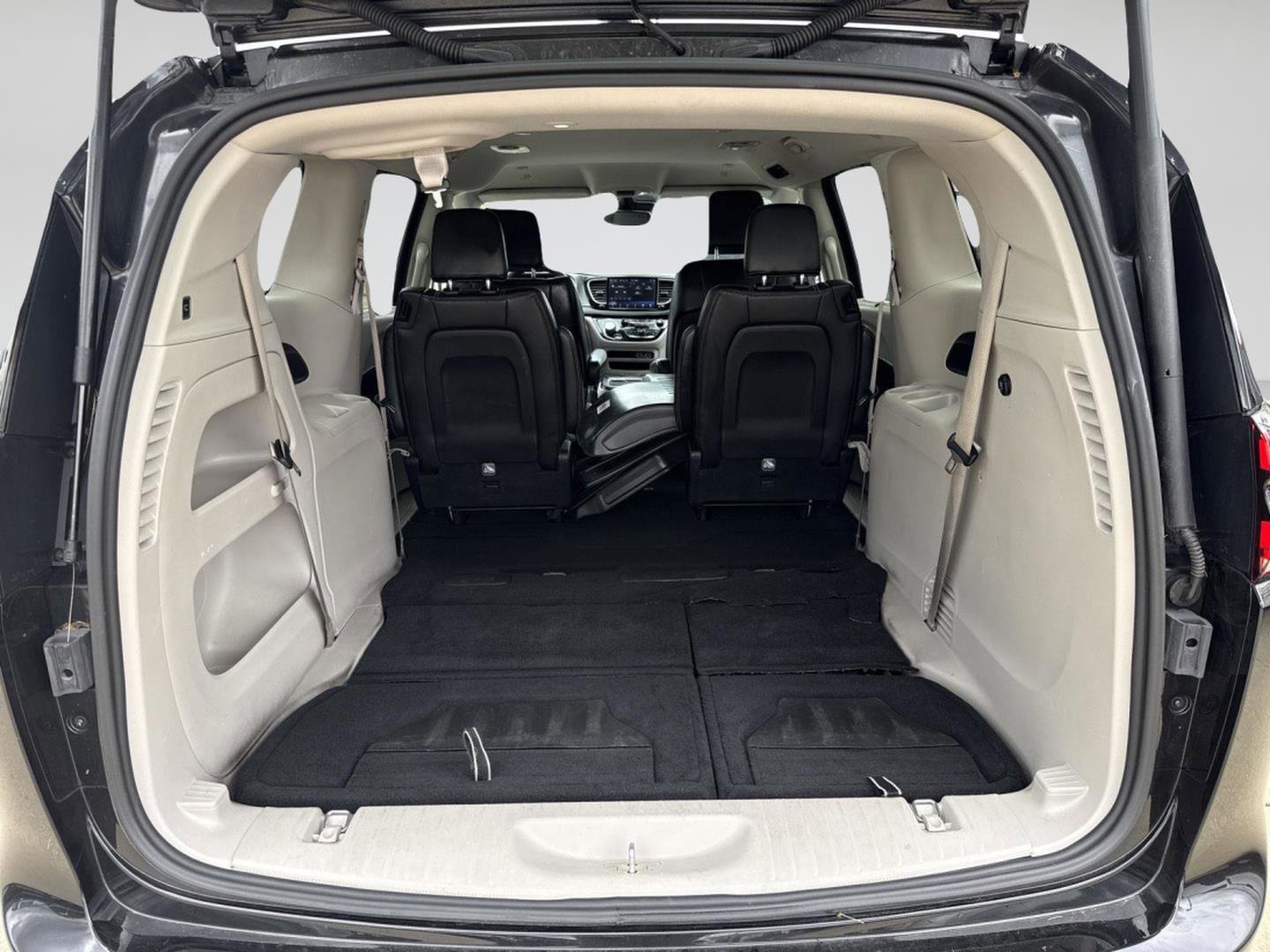 Used 2023 Chrysler Pacifica Touring-L FWD image 26