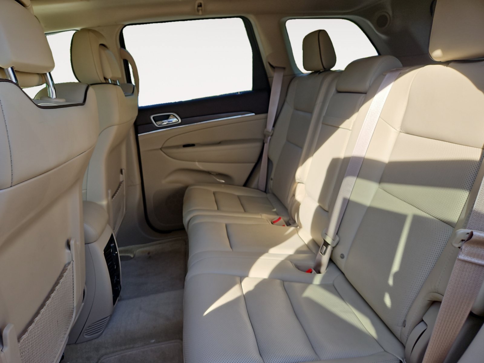 Used 2018 Jeep Grand Cherokee Overland AWD/4WD image 13