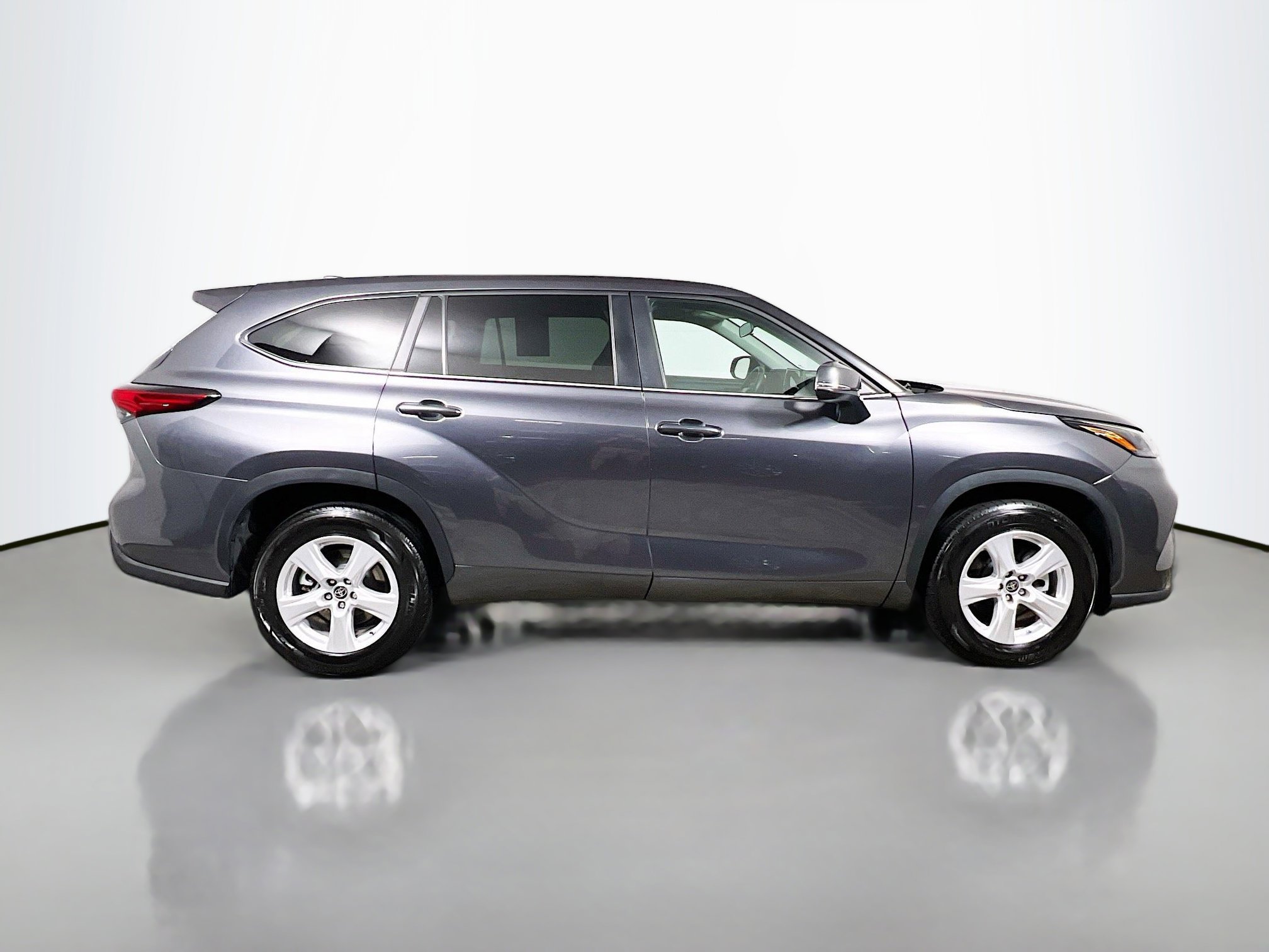 Used 2023 Toyota Highlander LE image 3