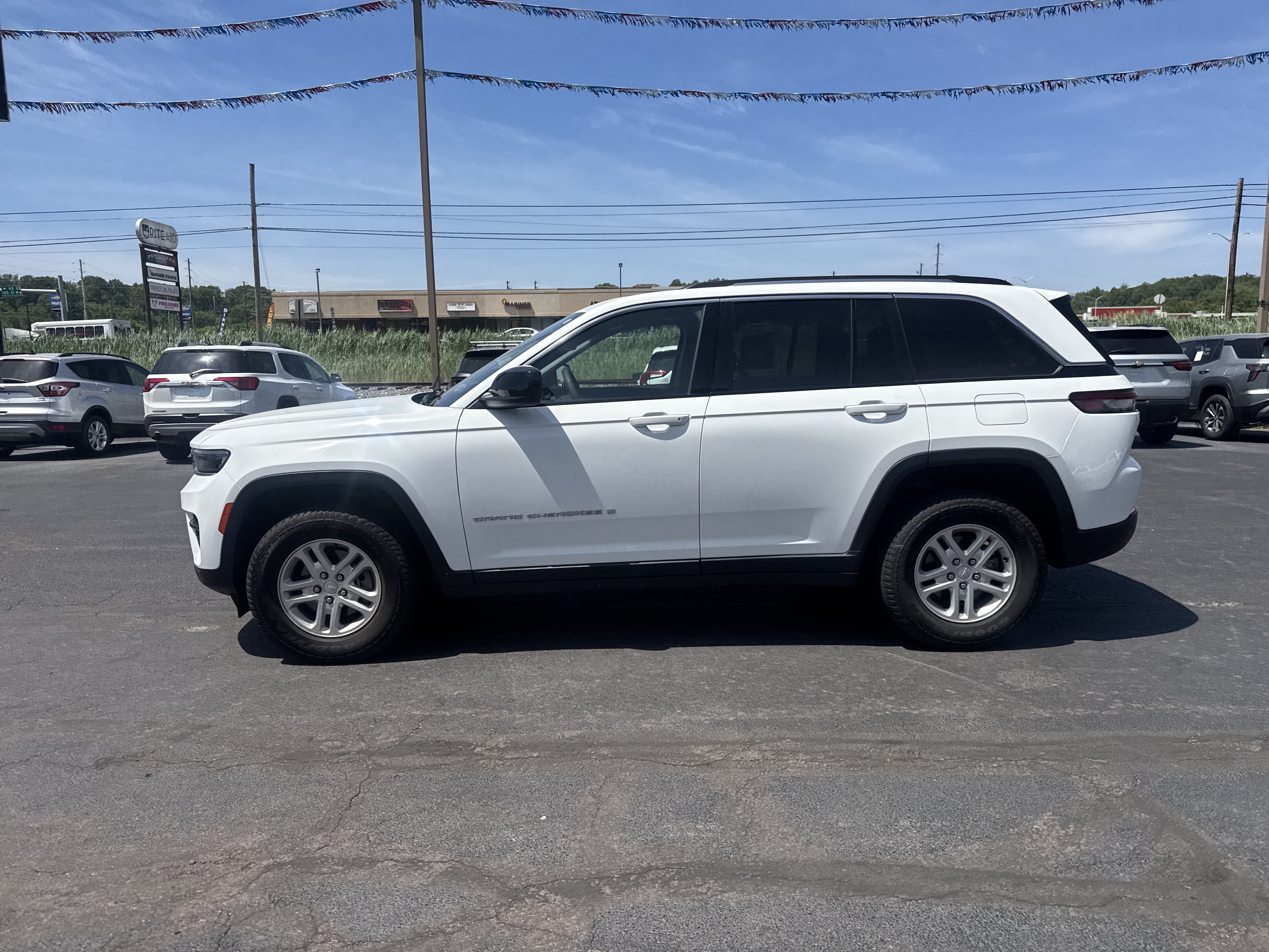 Used 2023 Jeep Grand Cherokee Laredo AWD/4WD image 7