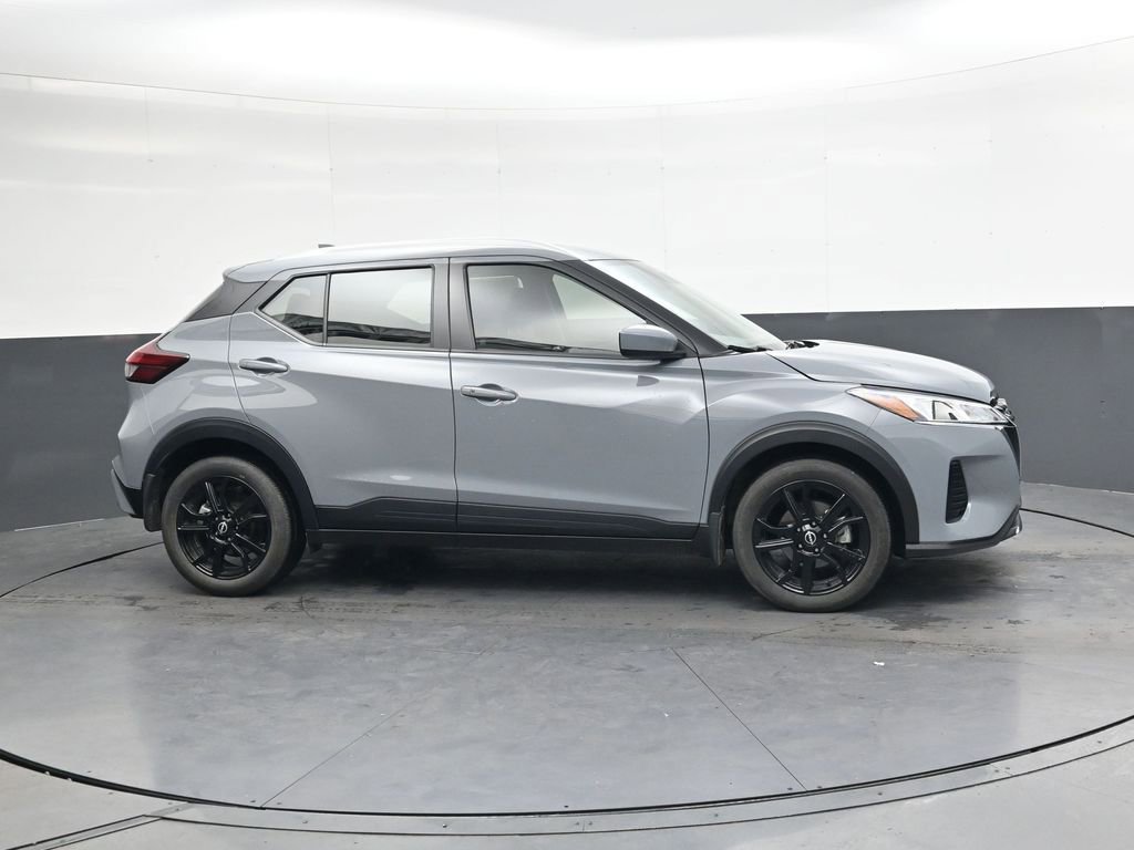 Used 2024 Nissan Kicks SV image 3