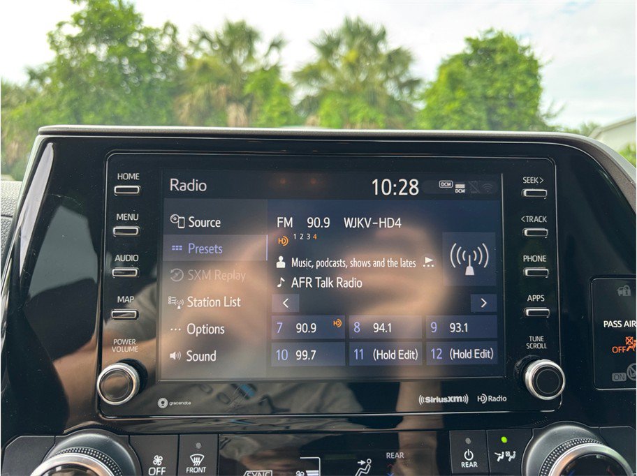 Used 2020 Toyota Highlander LE FWD image 25