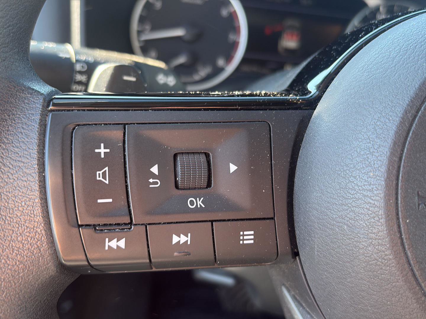 Used 2023 Nissan Rogue SV image 27