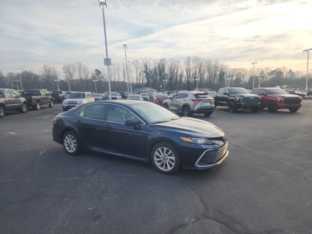 Used 2021 Toyota Camry LE image 3