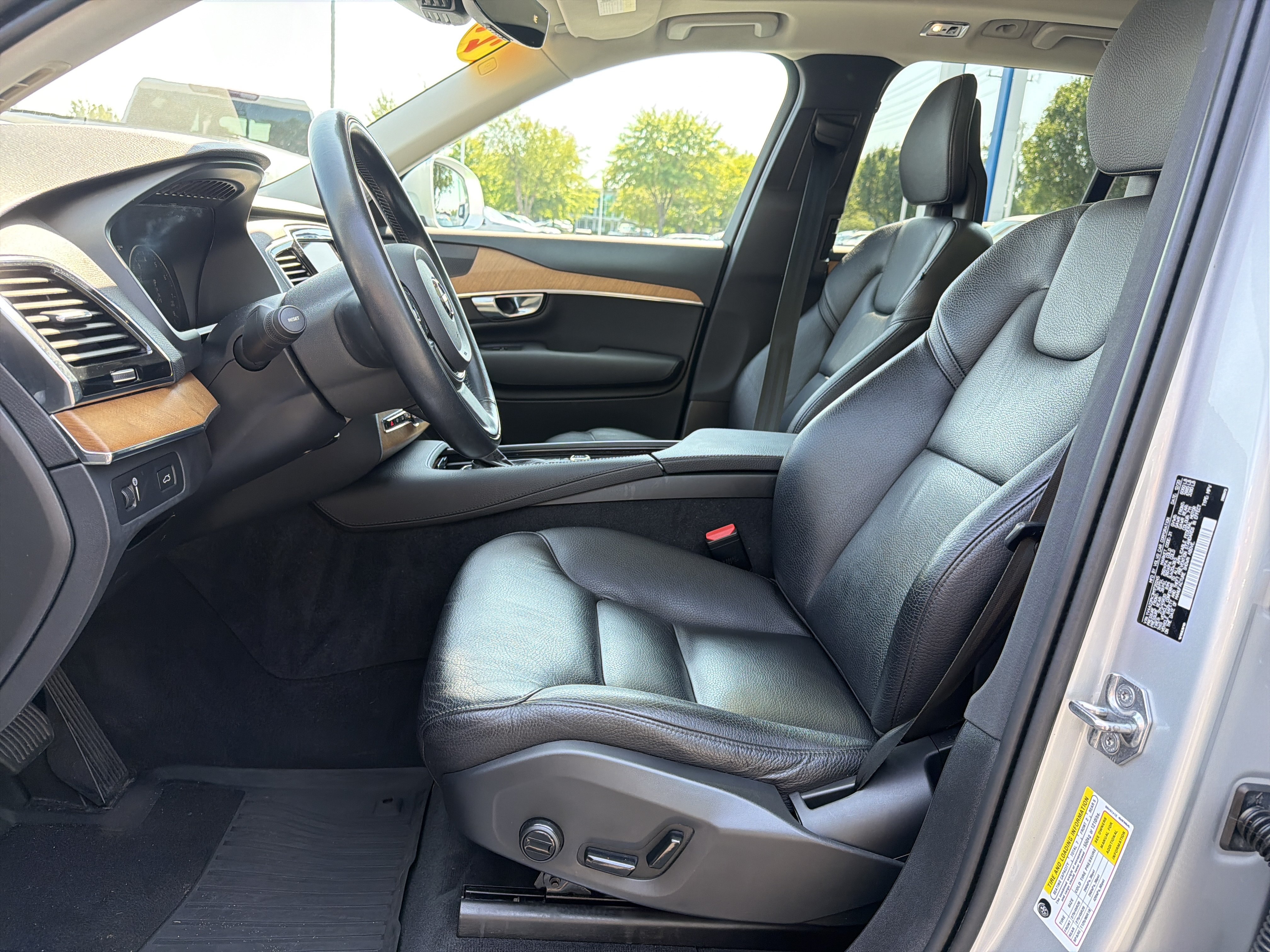 Used 2021 Volvo XC90 T6 Momentum w/ Advanced Package AWD/4WD image 16