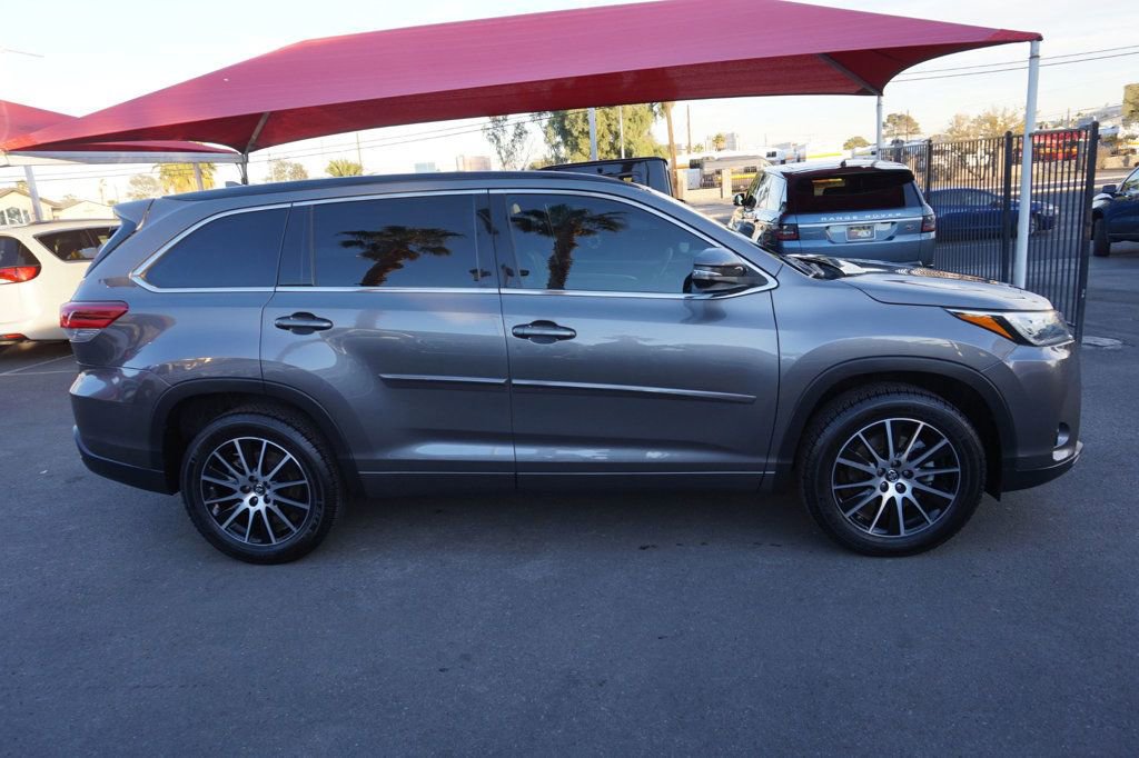Used 2017 Toyota Highlander SE FWD image 5