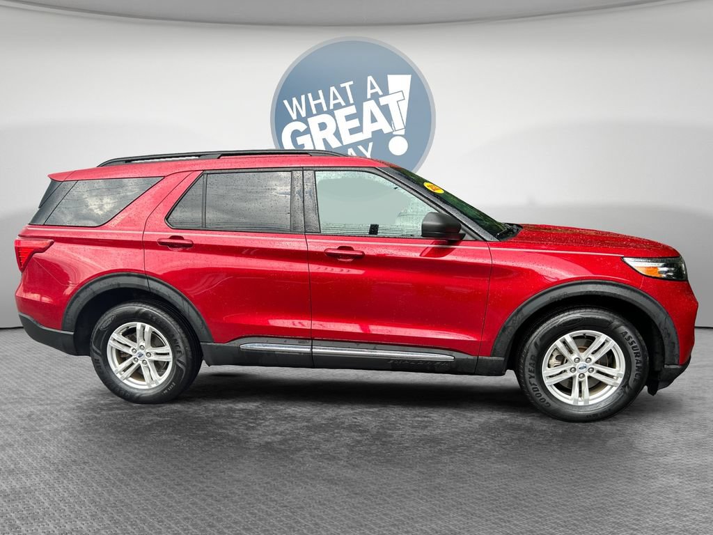 Used 2023 Ford Explorer XLT AWD/4WD image 2