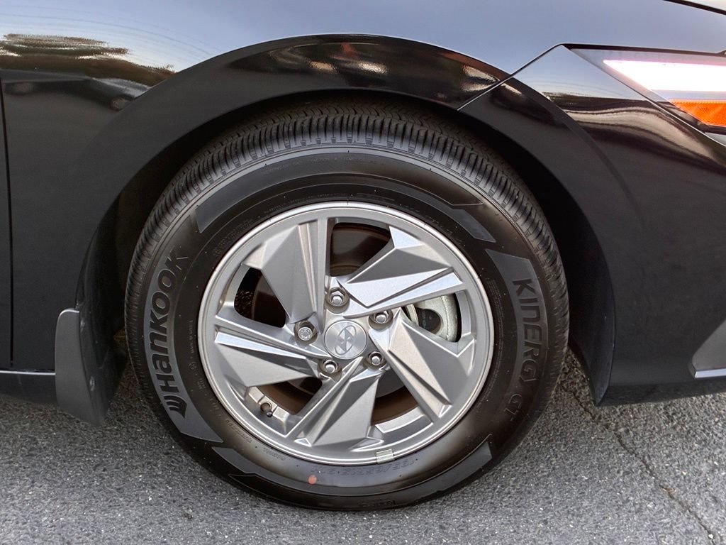 Used 2025 Hyundai Elantra SE FWD image 42