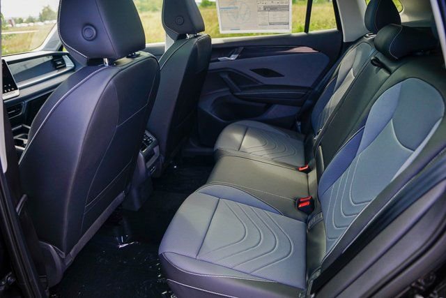 Used 2025 Volkswagen Tiguan SE w/ Panoramic Sunroof Package image 22