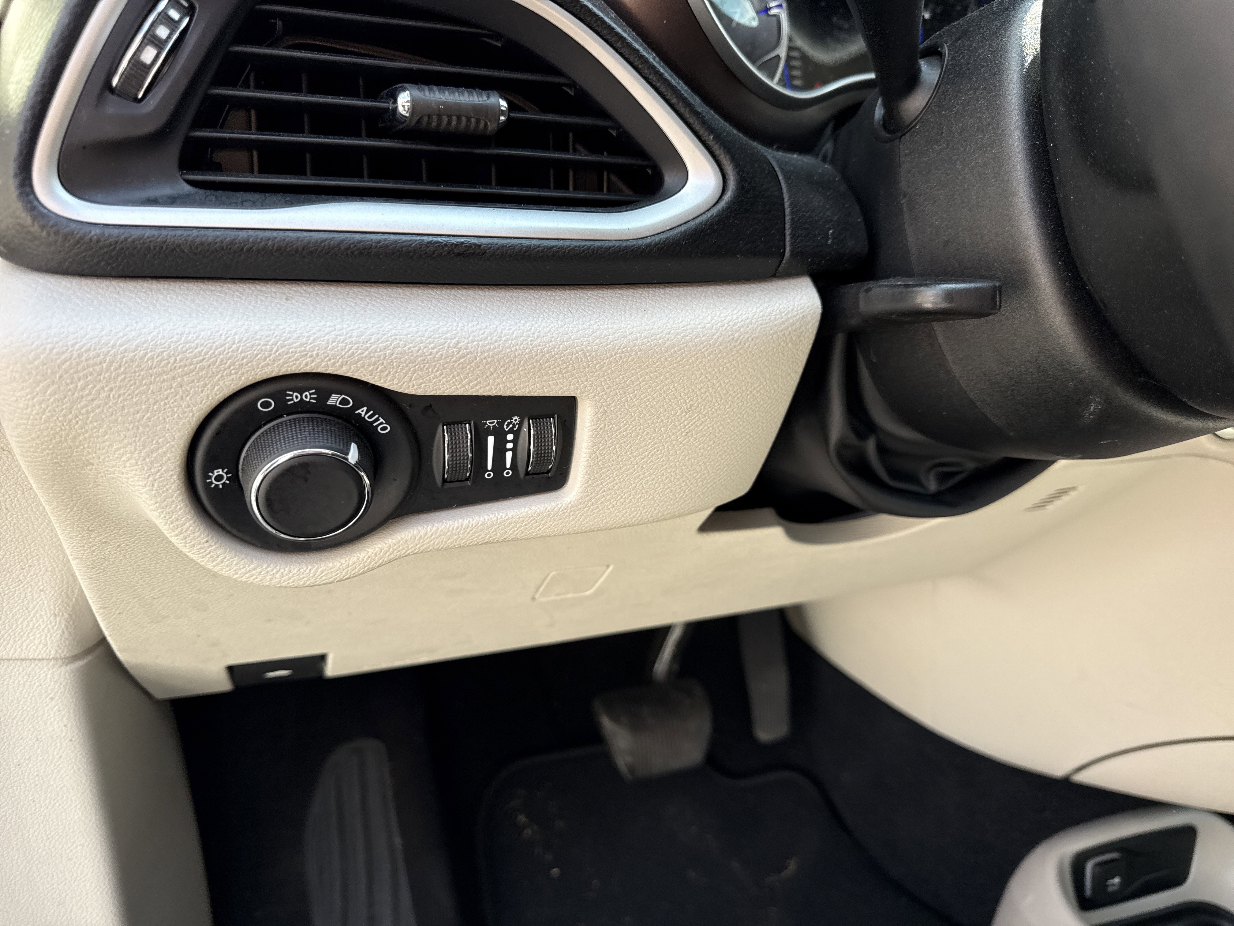 Used 2022 Chrysler Voyager LX image 37