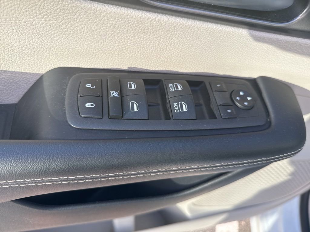 Used 2024 Chrysler Pacifica Touring-L image 23