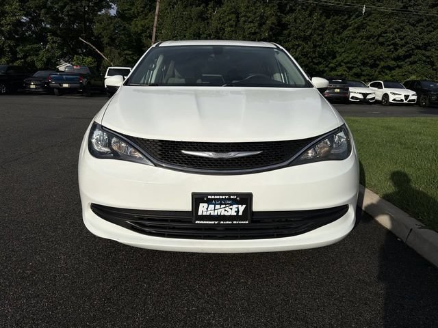 Used 2017 Chrysler Pacifica Touring w/ Tire & Wheel Group FWD image 3