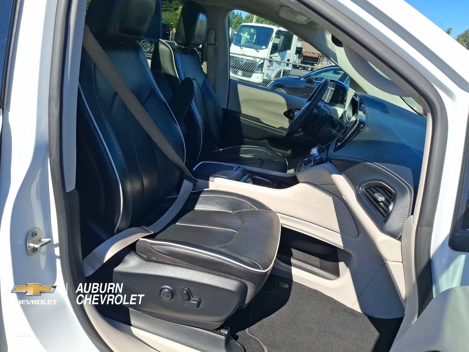 Used 2023 Chrysler Pacifica Limited FWD image 24