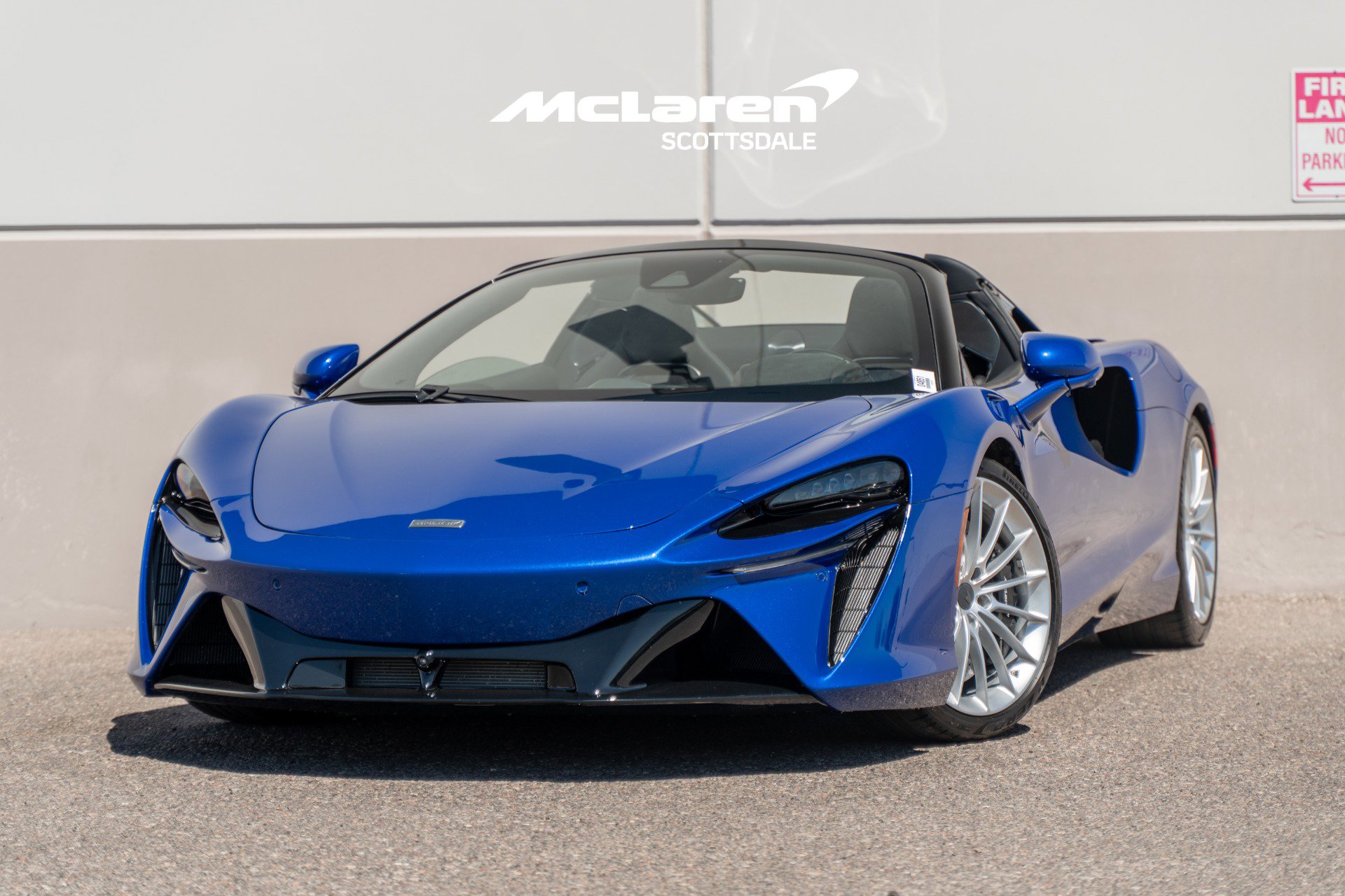 Used 2025 McLaren Artura Spider image 2