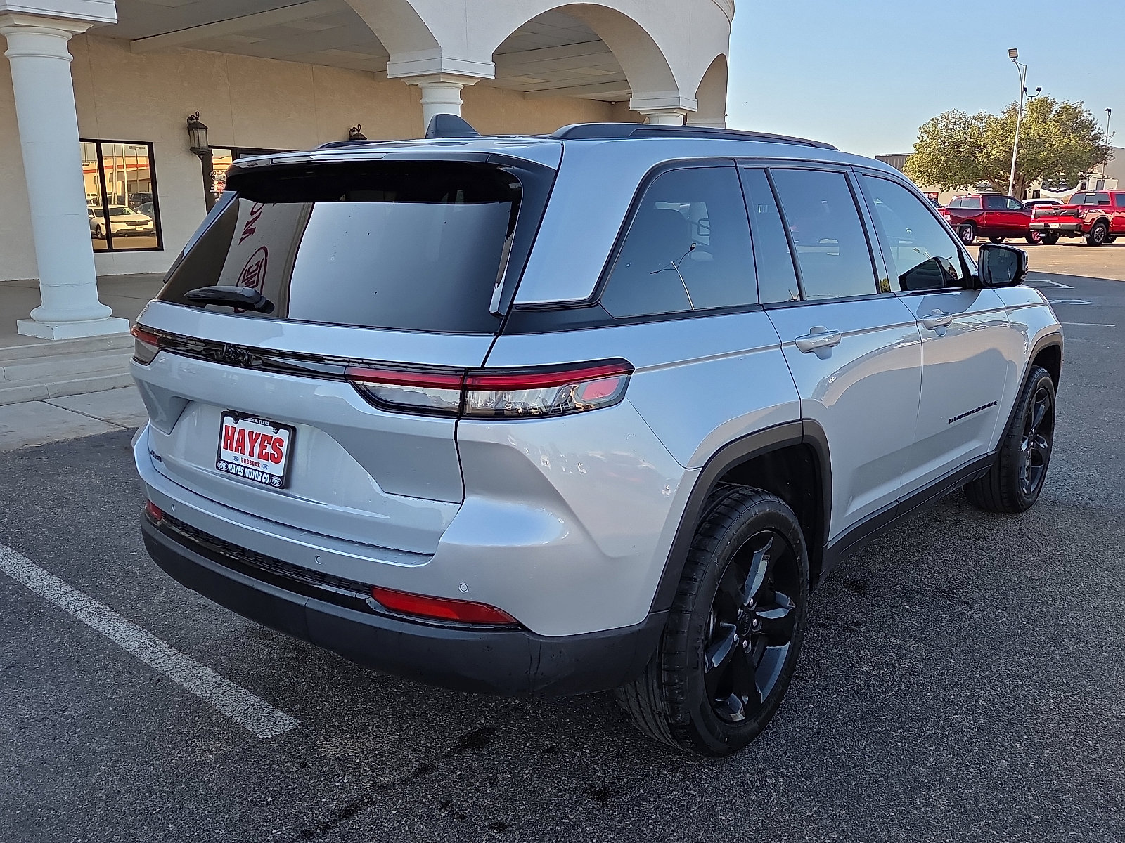 Used 2024 Jeep Grand Cherokee Altitude image 4