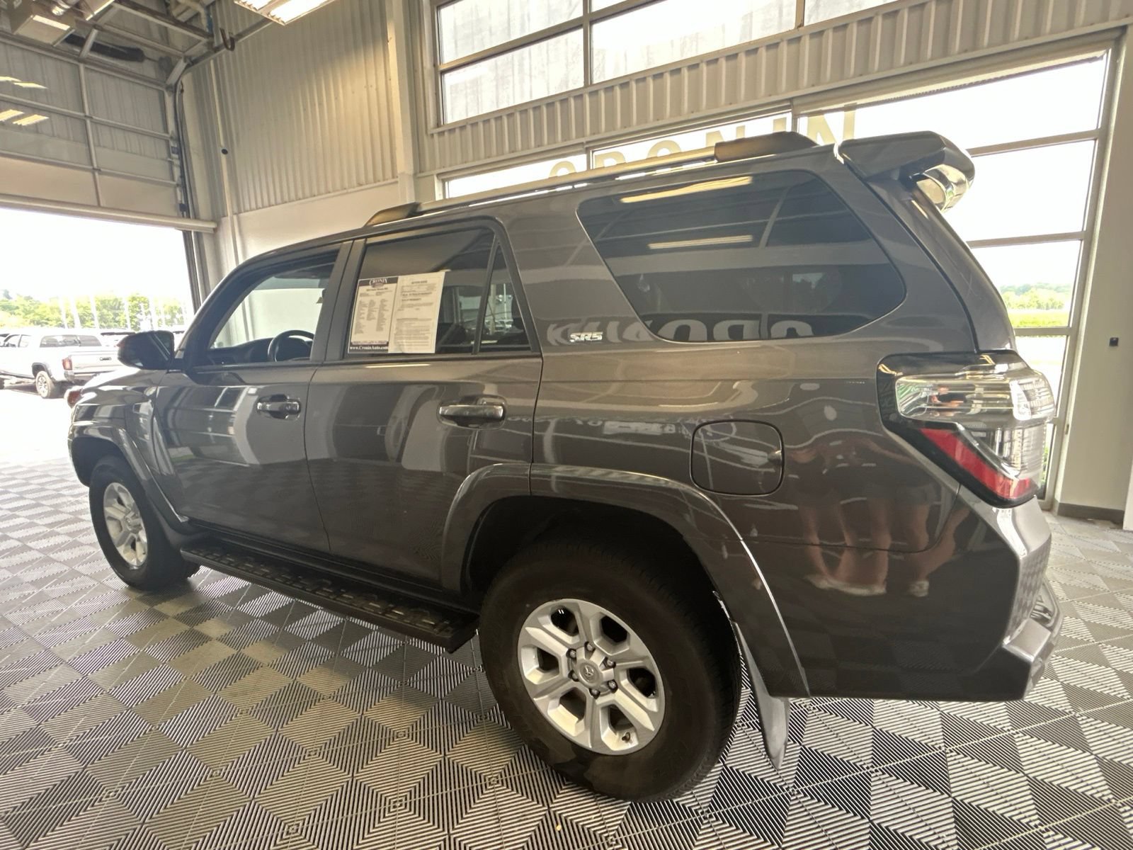 Used 2019 Toyota 4Runner SR5 w/ Four Season Floor Mat Package AWD/4WD image 4