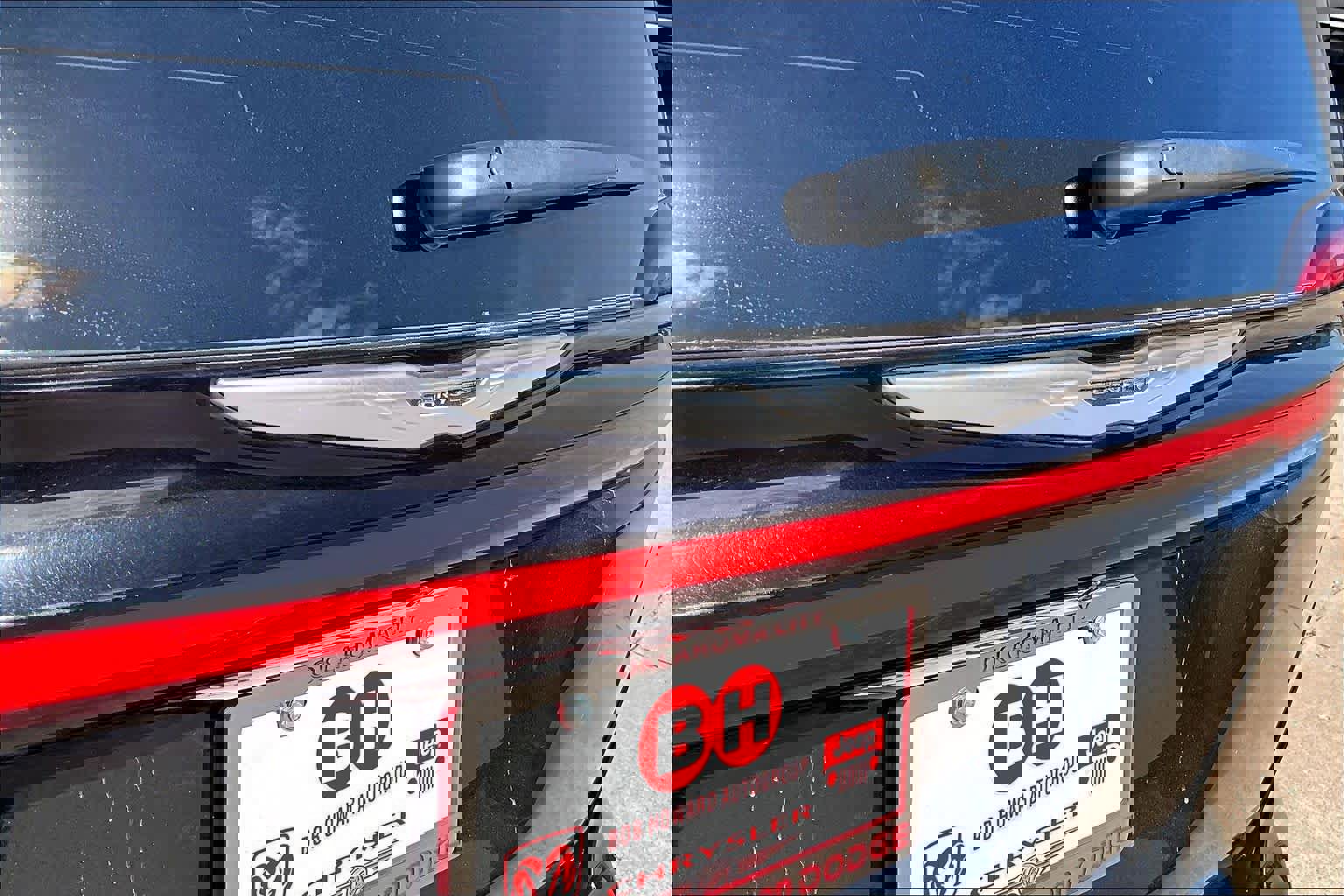 Used 2023 Chrysler Pacifica Touring image 11