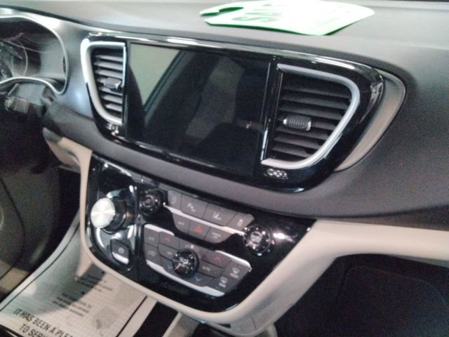 Used 2024 Chrysler Pacifica Touring-L image 9