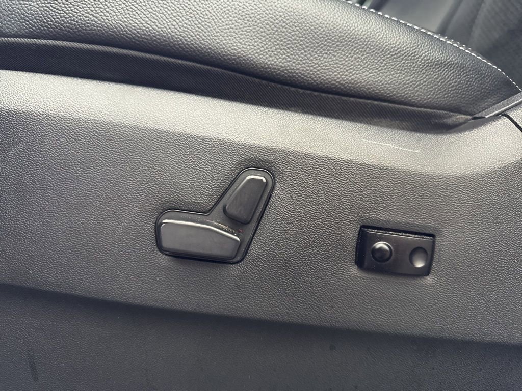 Used 2017 Dodge Grand Caravan SXT w/ Driver Convenience Group image 11