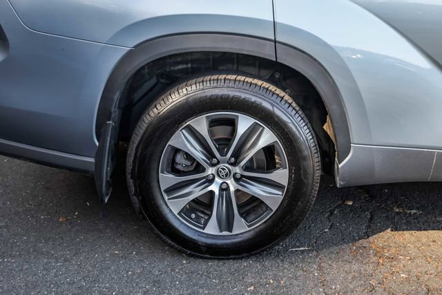 Used 2022 Toyota Highlander XLE AWD/4WD image 7