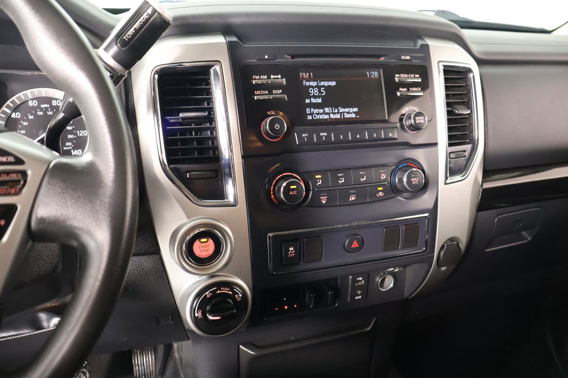 Used 2017 Nissan Titan SV w/ Heavy Duty GAWR Package AWD/4WD image 5