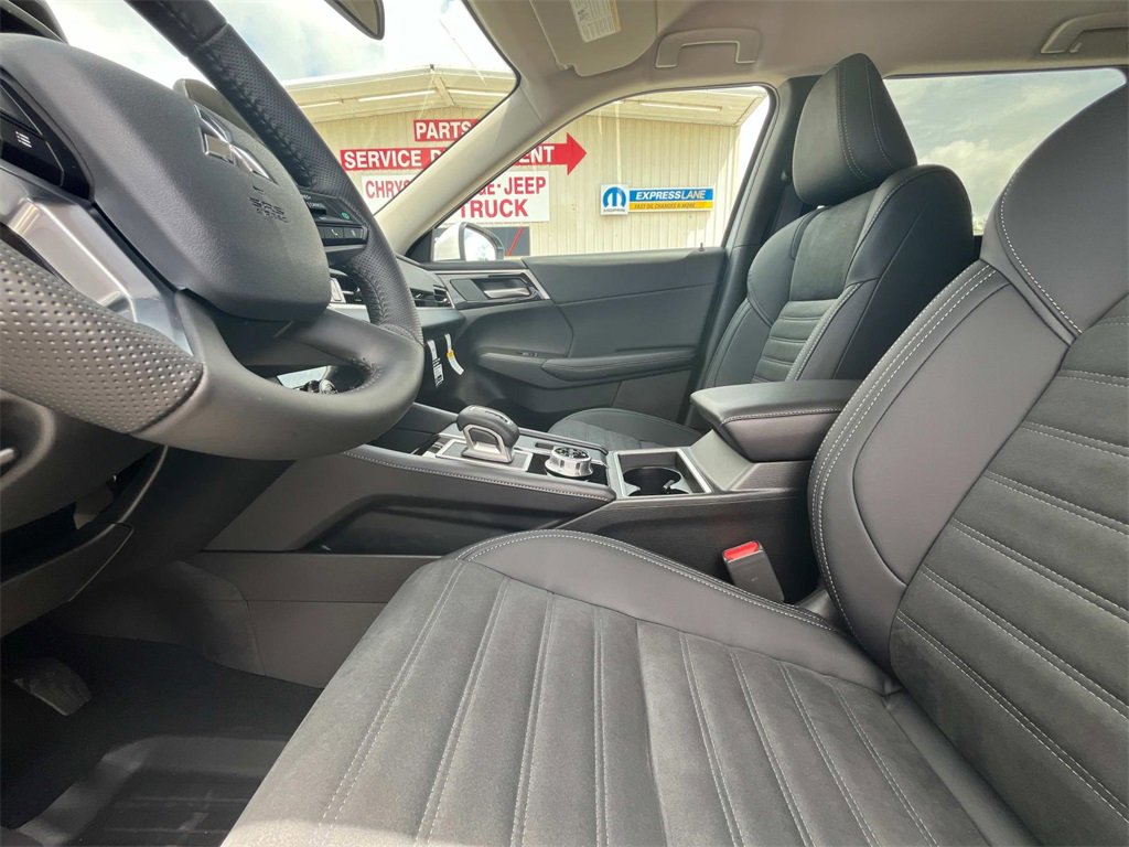 New 2025 Mitsubishi Outlander SE image 10