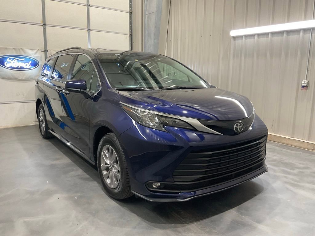 Used 2026 Toyota Sienna XLE image 1