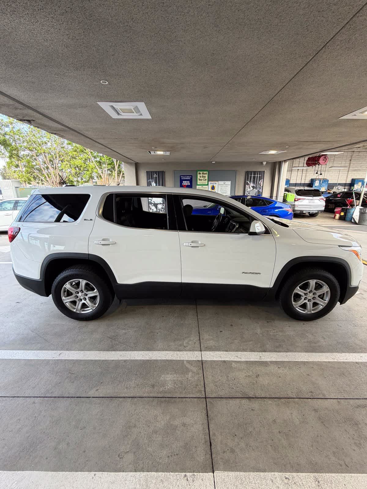 Used 2017 GMC Acadia SLE FWD image 4