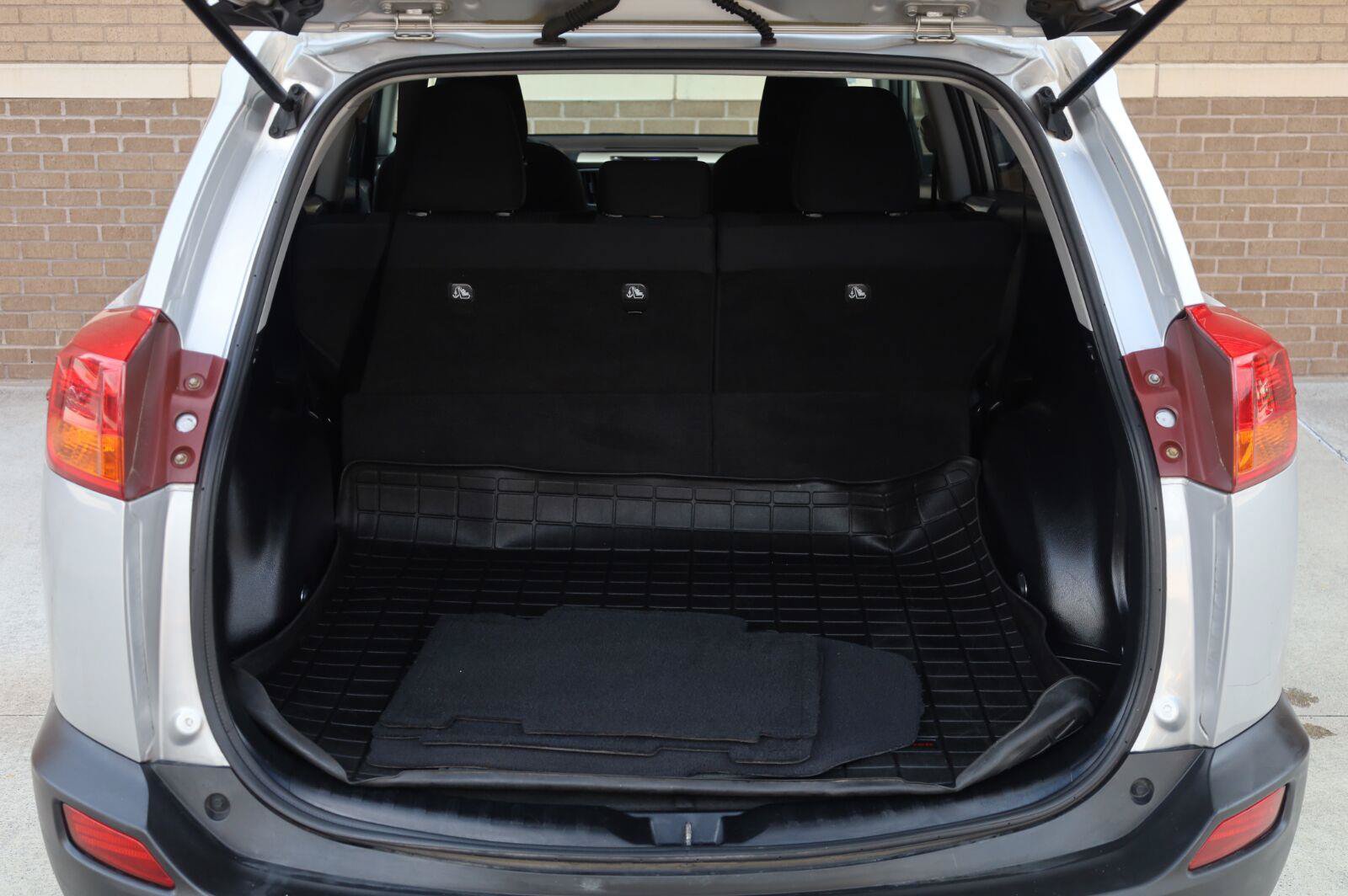 Used 2015 Toyota RAV4 LE FWD image 12